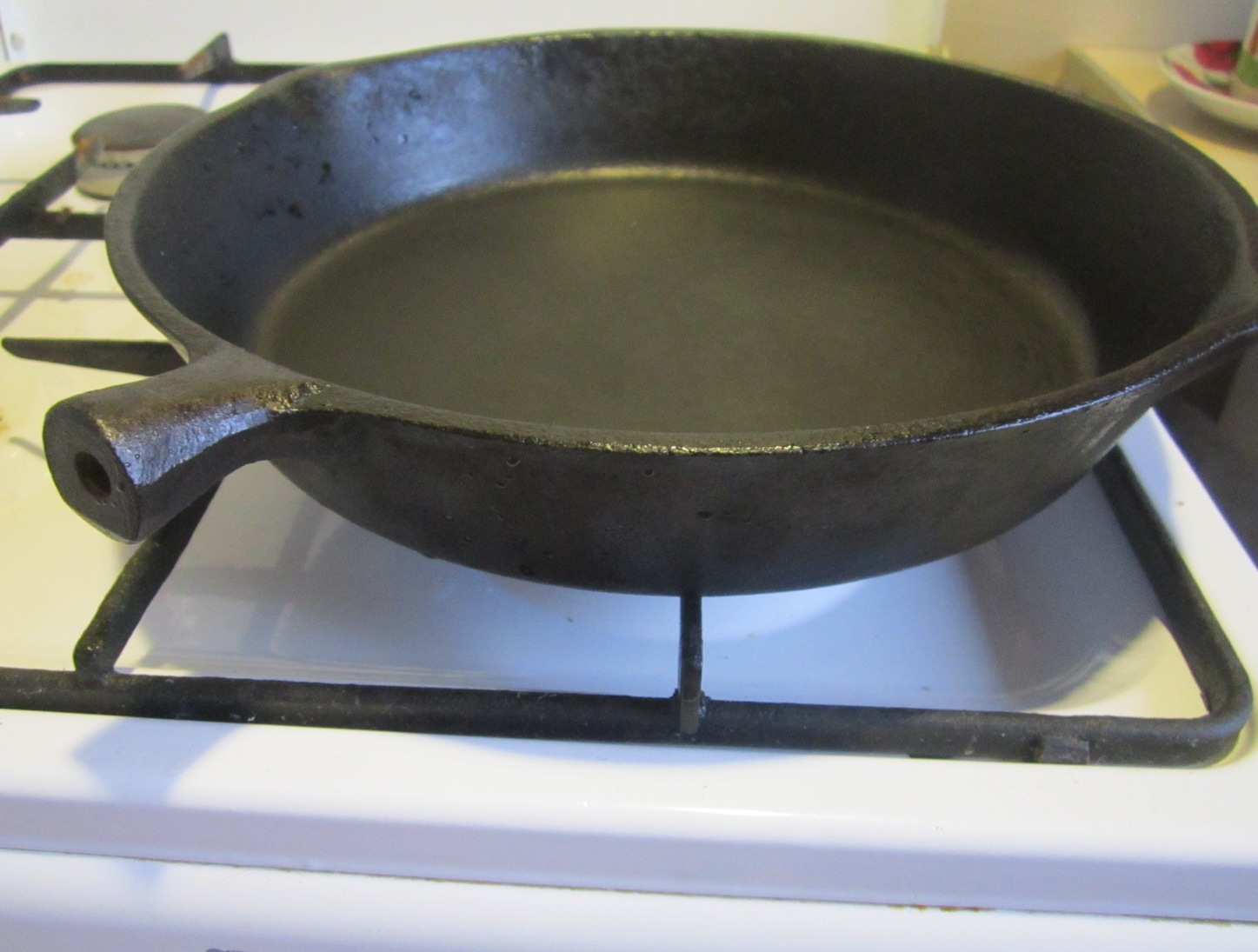 come condire una padella di ghisa sul fornello
