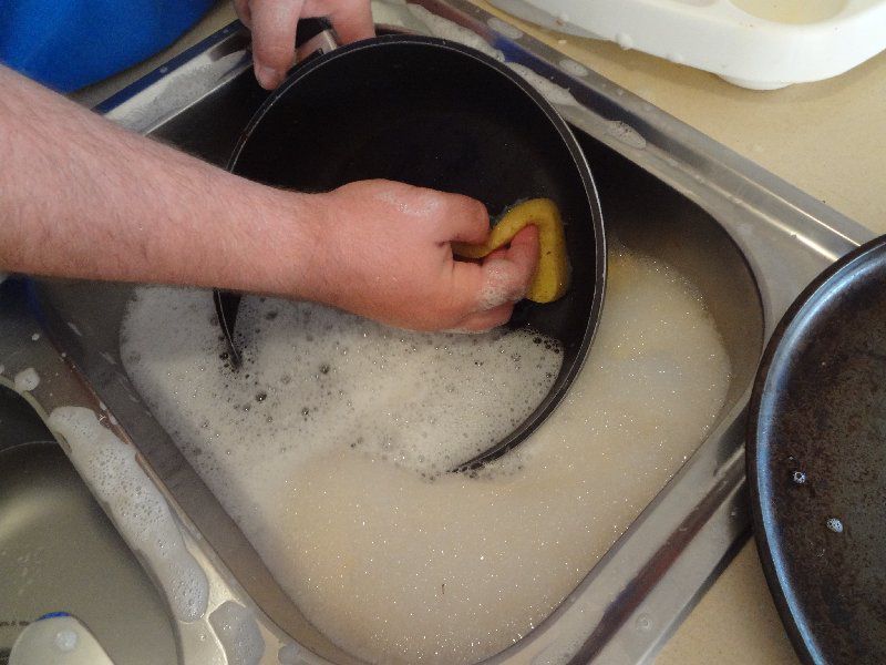 come rimuovere i depositi di carbonio da una padella