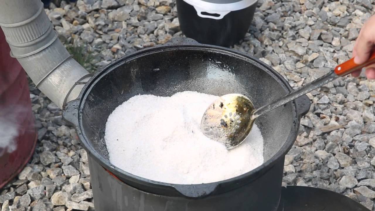 calderone con soda e sale