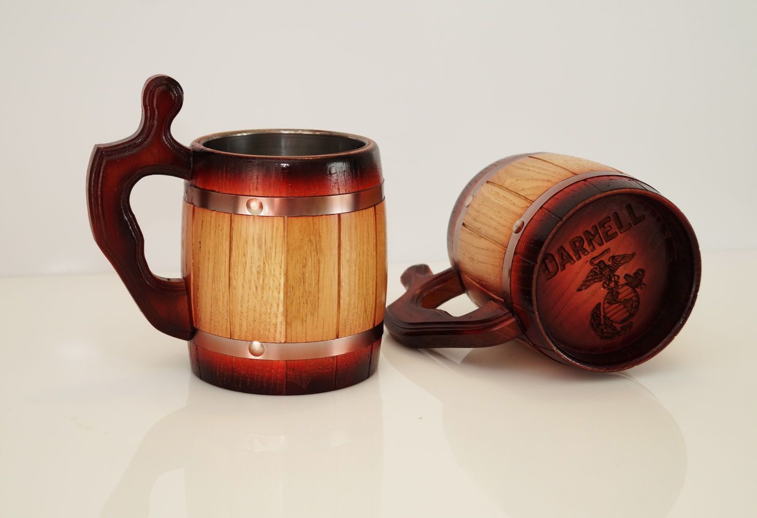 tazza di legno con incisione