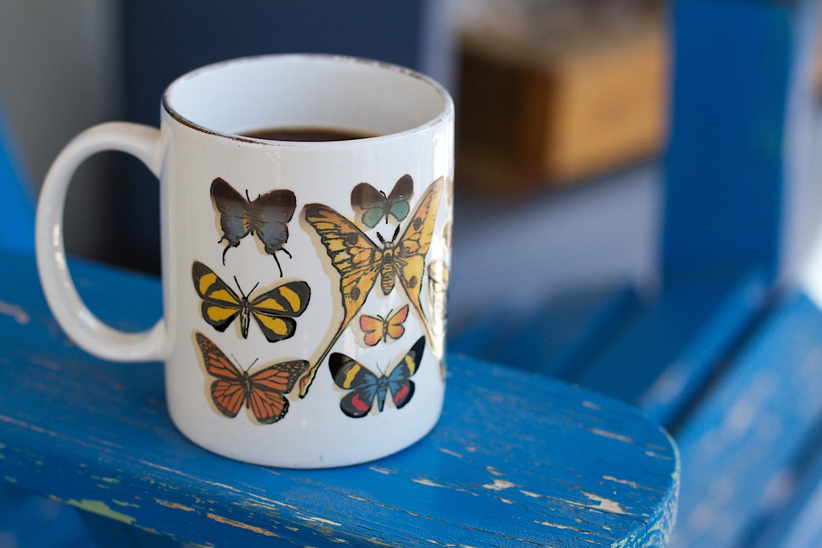 tazza in ceramica con farfalle
