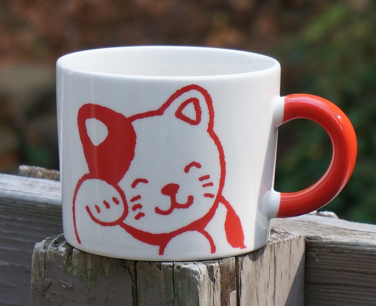 tazza di ceramica con un gatto