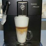 macchina per il caffè in miniatura con cappuccinatore