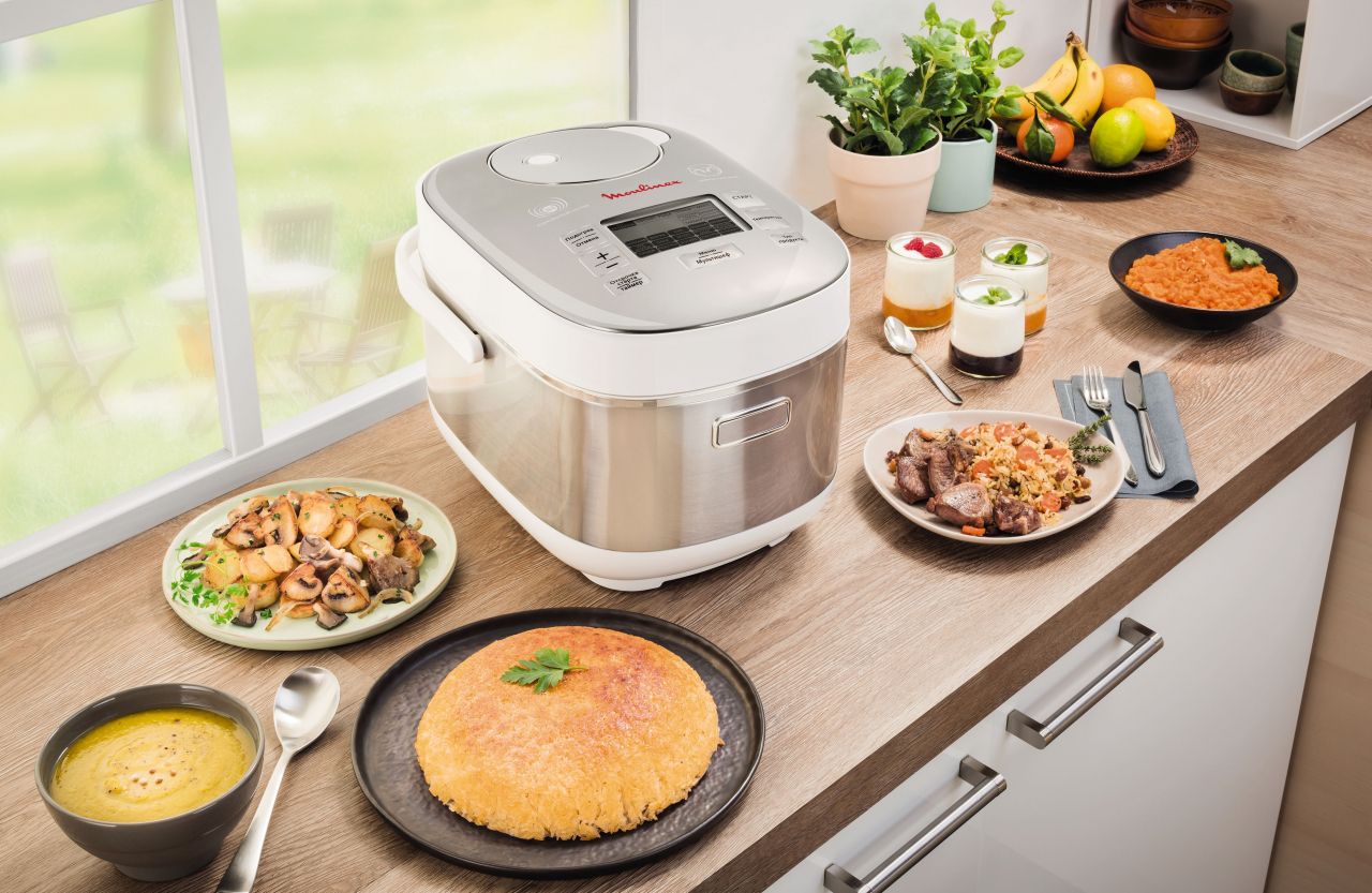 multicooker con cibo in cucina
