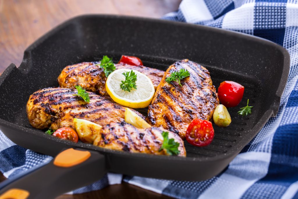 carne in una griglia di marmo
