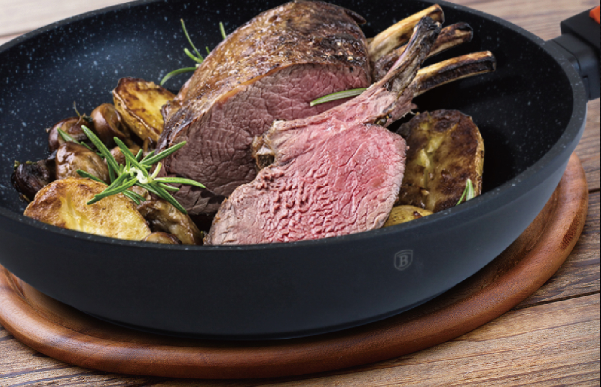 carne in una teglia di marmo