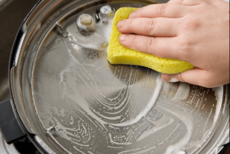lavare una pentola multicooker e una pentola a pressione