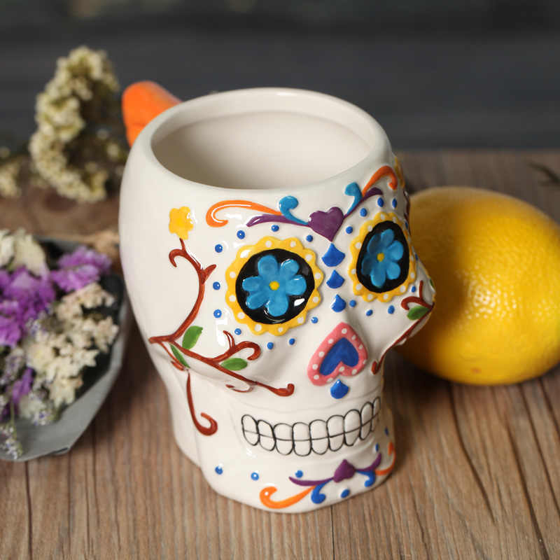insolita tazza a forma di teschio