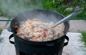 Pilaf in un calderone