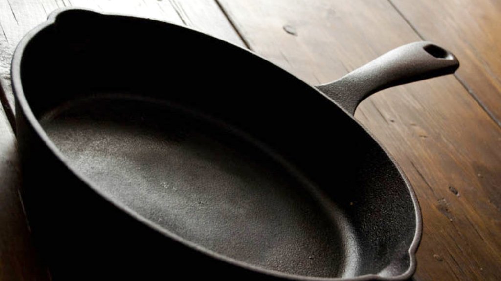 Preparazione di una padella di ghisa per il primo condimento