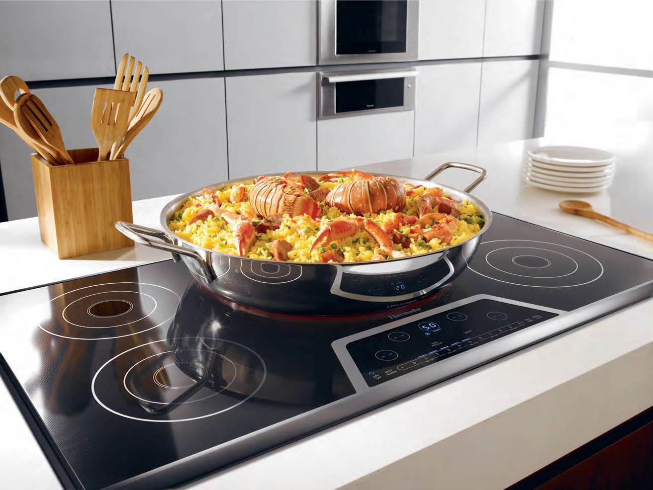 padella sul piano cottura a induzione