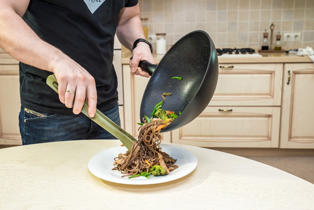 padelle wok in cucina