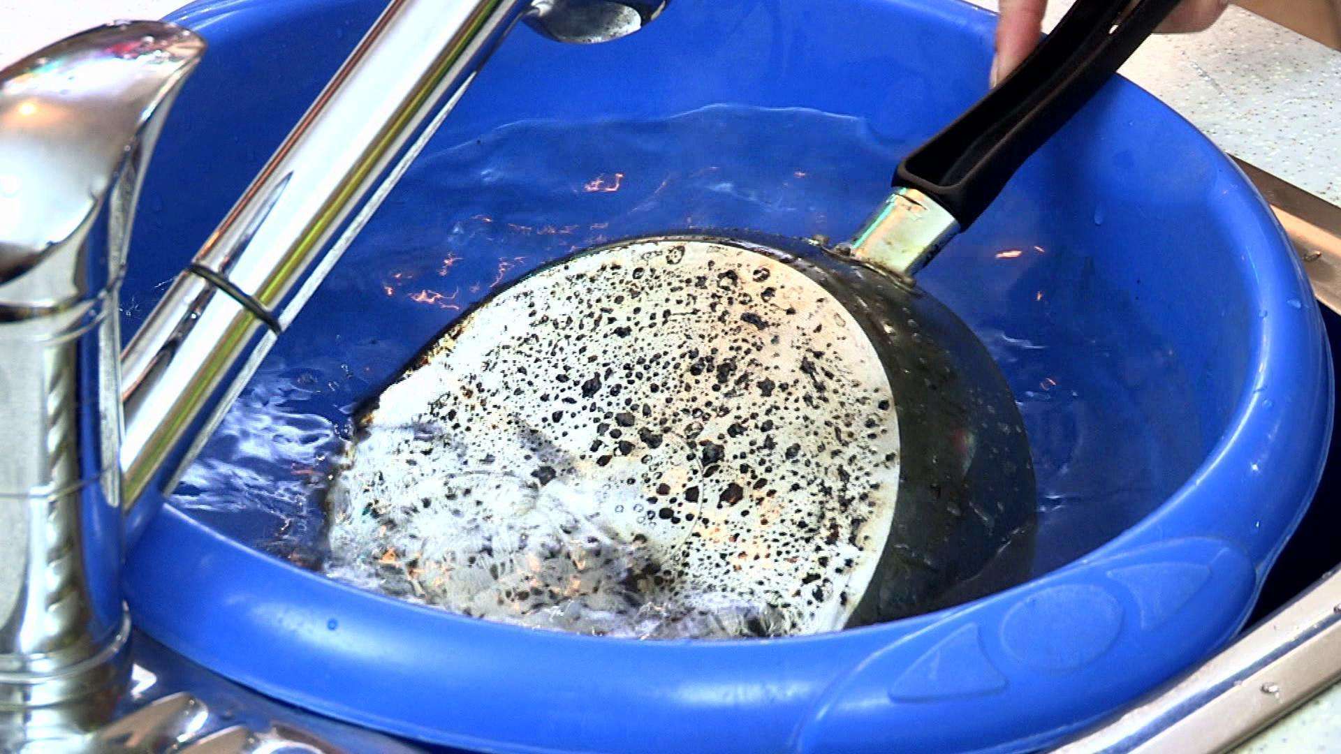 rimuovere i depositi di carbonio da una padella