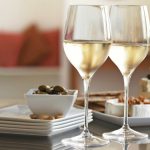 vino bianco nei bicchieri