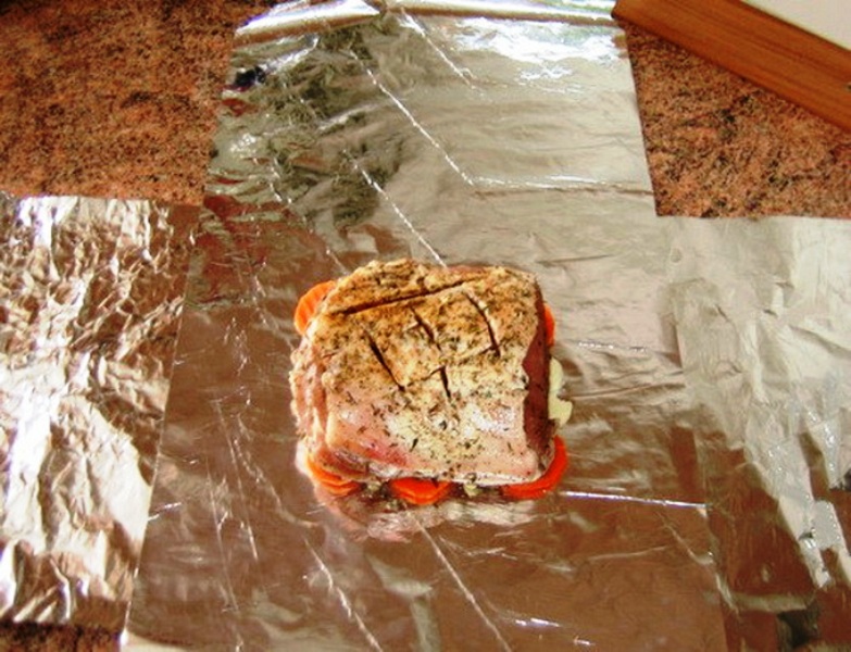 avvolgere la carne nella carta stagnola per la cottura